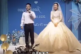 感动！山东一新郎婚礼现场跪谢继父16年养育恩：爹，儿子长大了图片
