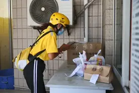 走近外卖女骑手：一路奔跑笑对生活图片