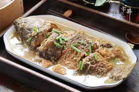 做红烧鱼，鱼肉腥不入味？70岁奶奶教2招，鱼肉软滑鲜美，不够吃图片