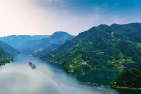 一天一首古诗词 | 古诗词，杨慎《临江仙·滚滚长江东逝水》图片