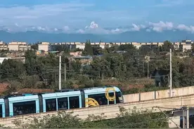 “成都新铁人三项”火了，坐着地铁打卡成都图片