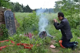 男子梦到已故父亲哭诉房屋漏雨，去祖坟查看，大吃一惊图片