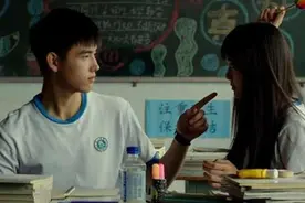 异性同桌对你“有意思”，才会有的三种行为，你有察觉到吗图片