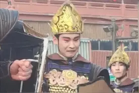 景区古装小哥表演拔刀，结果刀断了，表情简直跟尼格买提一模一样图片