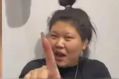24岁女子假扮70岁老太在园唠嗑看下棋，和大爷牵手跳舞过老年生活图片
