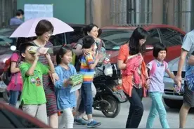 同样是40多岁，二胎妈妈和奶奶辈去学校接娃的差距，不是一星半点图片