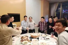 轮到你敬酒时，别傻站着当“木头”，记住3句万能敬酒词，很好用图片