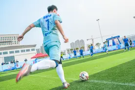 精彩！足球赛现场这么燃！图片