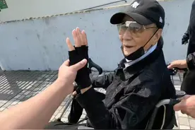 89岁谢贤街头晒太阳被偶遇，坐着轮椅，两个保姆服侍，断崖式衰老图片