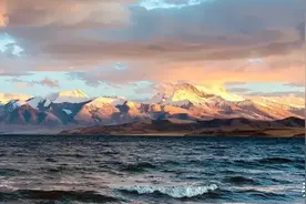 适合旅游发的朋友圈文案，换个地方看看人间烟火。图片