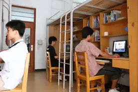 “哪有大学生10点就睡觉？”室友因熄灯吵架，是谁在无理取闹？图片