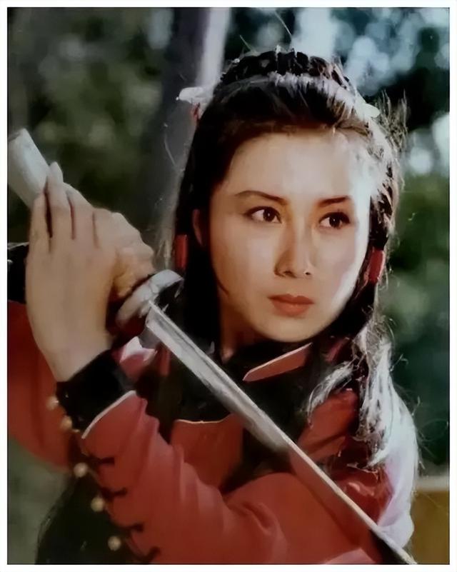 丁岚：曾火遍全国移居国外，回国经商成亿万富婆，58岁仍孤身一人