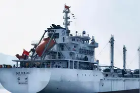 01年，7名索马里海盗打劫中国渔船，反被18名手无寸铁的渔民生擒图片