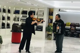 与北京霍纳乐器有限公司总经理丁鹏在手风琴音乐中交融图片