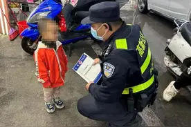 南宁两岁萌娃迷路走丢，警察叔叔抱娃“寻亲”图片