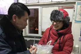 十五年“三十”送饺子 两校区真情睦两邻图片