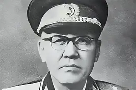 他身为副兵团级却评为大校，三大元帅打抱不平，主席：低了低了图片