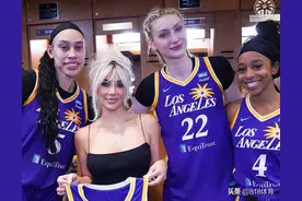 顶流!金卡戴珊火花更衣室追星库里教妹,女篮国手李月汝与金姐同框图片