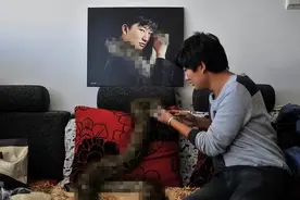 “养蛇少年”白拓：与25条蛇同居，同吃同睡10年，至今未受伤过图片