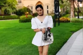杜锋妻子近况：辞去公职创业成功，独自带3个娃，夫妻分居多年图片