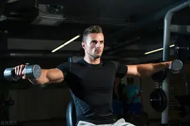 肩膀三角肌中束的练法，记住这三个黄金动作，帮你避免肩峰撞击图片