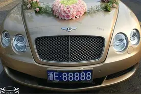 300多万的宾利挂88888，因豪车经常被借，老板被迫换面包车图片