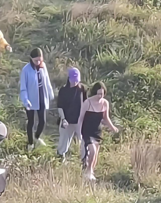 何超琼现身贵州山林，穿紧身吊带露肤度高，网友：自带驱蚊