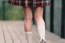 JK女孩被男子要求发裸照：先穿格裙拍，后面必须全裸图片