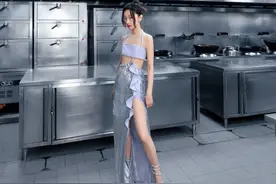 虎臂、粗腿、扁平臀，女星拼命藏住的真实身材，被镜子出卖了一切图片