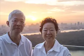 63岁大妈：再婚老伴每月给6千，却要我满足一堆要求，我难以接受图片