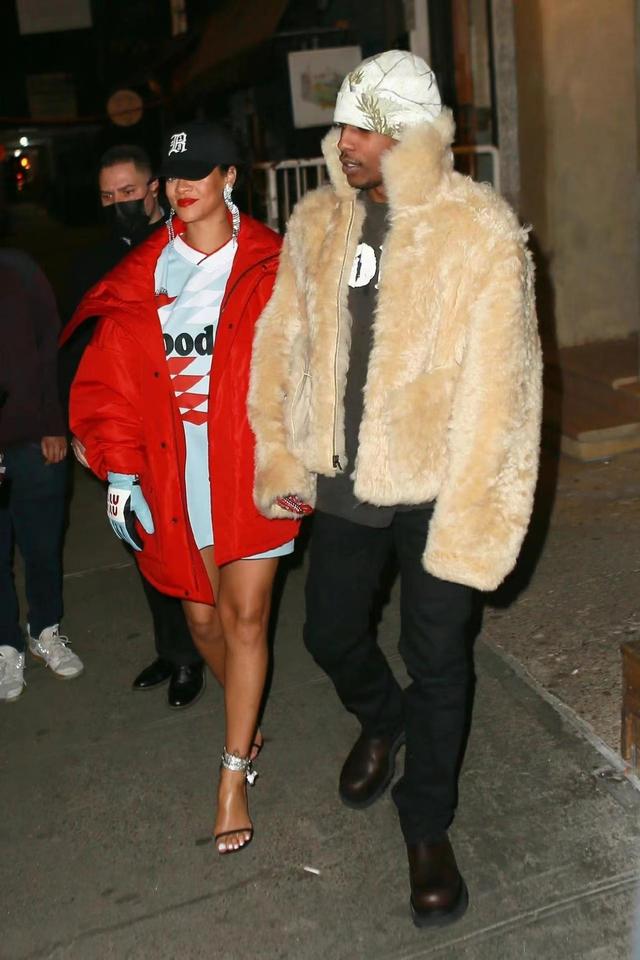 亿万富婆蕾哈娜雪夜出行！半扎泰迪卷秀出心形脸，戴唇钉气场贼强