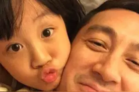吴启华罕晒女儿，离婚7年独自抚养娃，13岁女儿颜值出众气质斯文图片