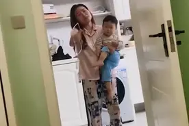湖北一男子半夜回家把儿子亲醒却不管，妻子“炸毛”拿出衣架图片