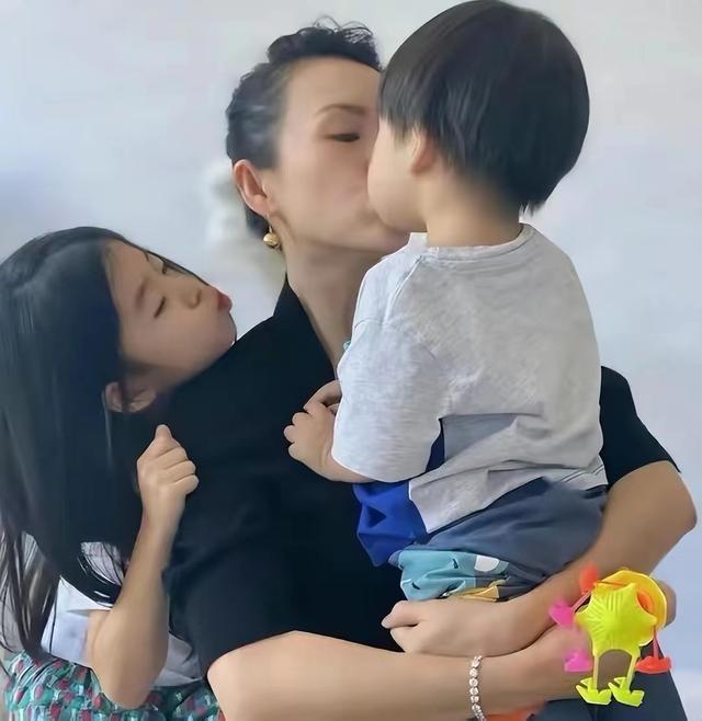 所以章子怡对孩子都非常的宠溺,尤其是二胎儿子被拍到