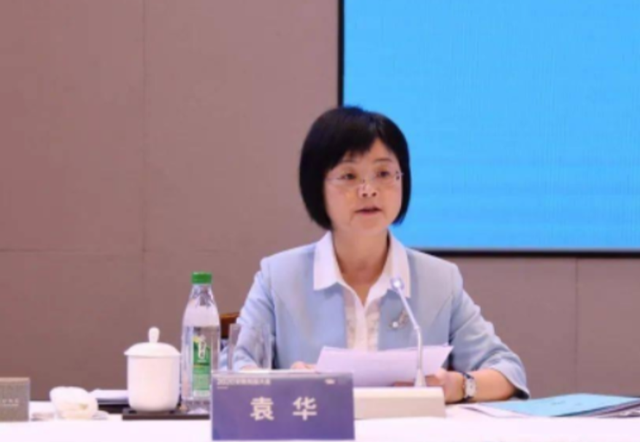 59岁宛如20岁少女的袁华厅长落马，十年厅长无人问一朝落马天下知