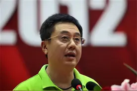 女乒教练施之皓，开除世界冠军郭跃引争议，娶小22岁弟子重回上海图片