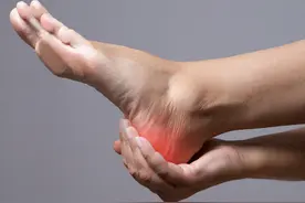 医生苦劝：脚后跟疼，可能是4个病引起的，尽量别拖延赶紧治图片