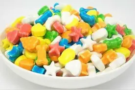 露骨低俗、打色情擦边球，“恶搞糖果玩具”亟待整治图片