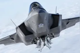 中美五代机“弹舱扩容大比拼”：F35要挂六枚导弹，歼20要挂八枚图片
