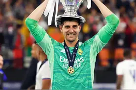 维尼修斯一剑封喉，库尔图瓦一夫当关！皇马捧起第十四座欧冠冠军图片