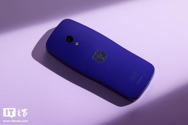 HMD 3210巴萨版功能机图赏：梦回1999，内置Deepseek AI助手