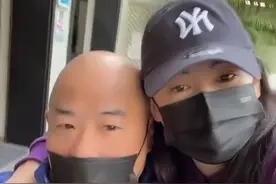 张柏芝回港为爸爸庆生，豪宅住33年奢华似酒店，亲父亲脸颊显温馨图片