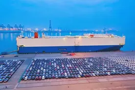 天津港的进口车，为啥打6折销售都没人买？内行人说出了2个原因图片