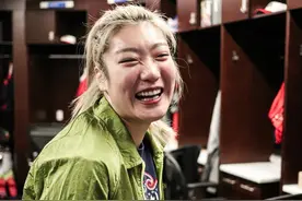 得意的笑!李梦华盛顿神秘人报到,一身绿拥抱教练,老公张隆未现身图片