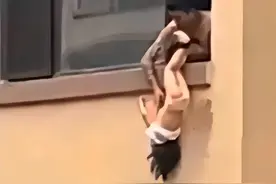 女童因在房间内小便，被爸爸倒挂窗外责罚，持续了两三分钟 律师：这位爸爸的教育方式明显失当！图片