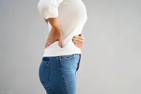 胆结石拖着不治就发生癌变，不痛的胆结石才更可怕图片