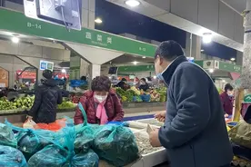 杭州一鱼摊老板潜心卖鱼23年后，却被中国美院录取了，为何？图片