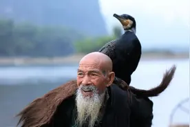 一路走好！94岁网红爷爷离世，生前一年能赚几万，合影20块钱一张图片