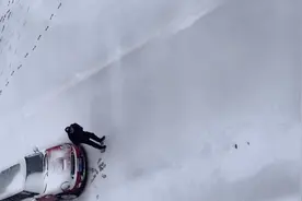 湖南一男子雪后下楼，蹦蹦跳跳给媳妇准备惊喜：刻进骨子里的浪漫图片