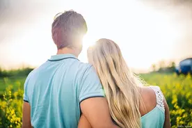 女人主动跟你索要这几样东西，不是想占便宜，而是喜欢你图片